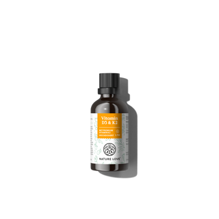 Eine Flasche Nature Love Vitamin D3 & K2 Tropfen mit MCT-Öl hat einen schwarzen Verschluss und ein orangefarbenes Etikett mit dem Produktnamen.