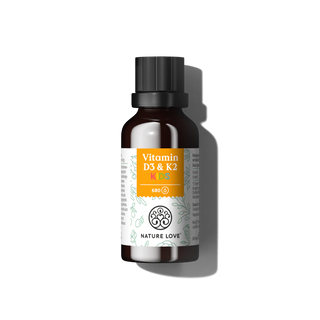 Eine braune Glasflasche mit der Aufschrift "Vitamin D3 & K2 Kids Tropfen" von Nature Love wird vor einem schlichten weißen Hintergrund gezeigt - ideal als Vitamin D3 für Kinder und Vitamintropfen ab 4 Jahren.