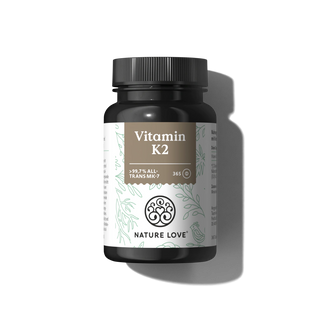 Eine Flasche mit der Aufschrift "Vitamin K2 Tabletten" von Nature Love, die 365 Kapseln enthält, wird vor einem schlichten weißen Hintergrund gezeigt.