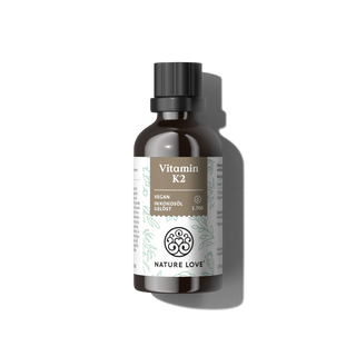 Braunes Glasfläschchen mit der Aufschrift "Vitamin K2 Tropfen" von Nature Love, mit All-Trans MK-7 und K2VITAL auf einem weißen Etikett mit grünen botanischen Motiven, schwarzem Verschluss und detaillierten Produktinformationen.